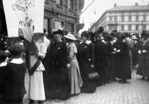 Demonstrationståg för kvinnorösträtten vid Järntorget Göteborg